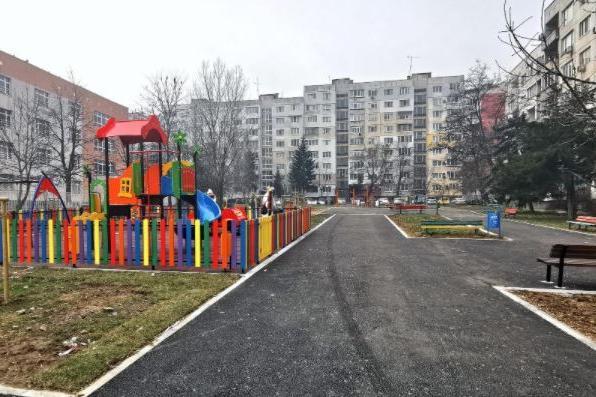 В "Слатина" има 115 детски площадки, половината са в добро състояние