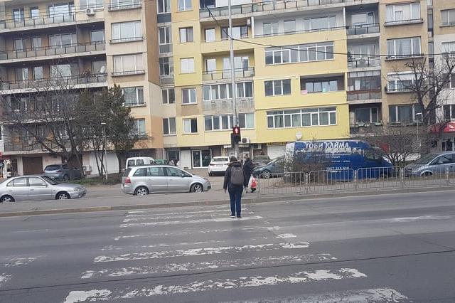 Безумие: Жена пресича на червен светофар между колите в Дружба