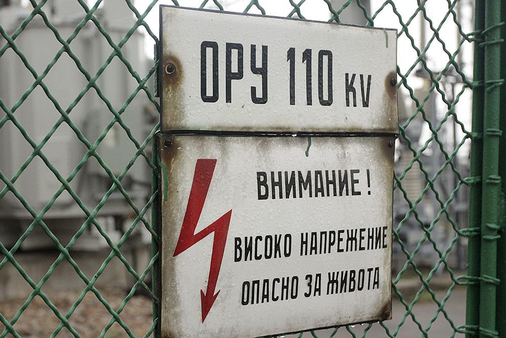 Опасно в София: Оголени кабели на стълб близо до метростанция "Жолио Кюри"