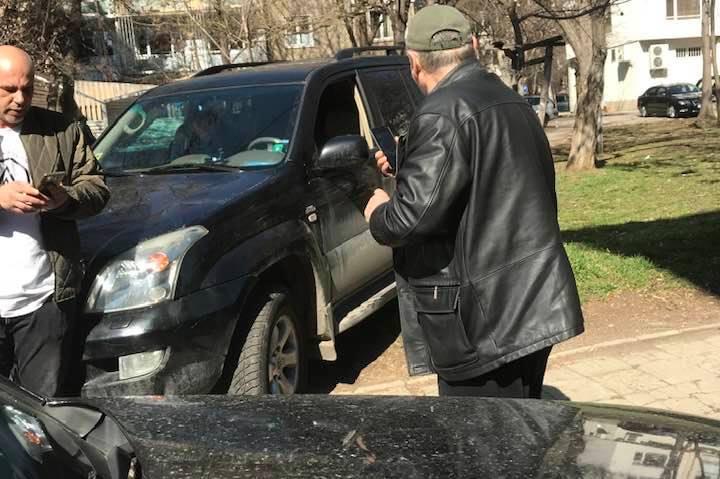 Джип в Борисовата градина закачи човек на тротоара