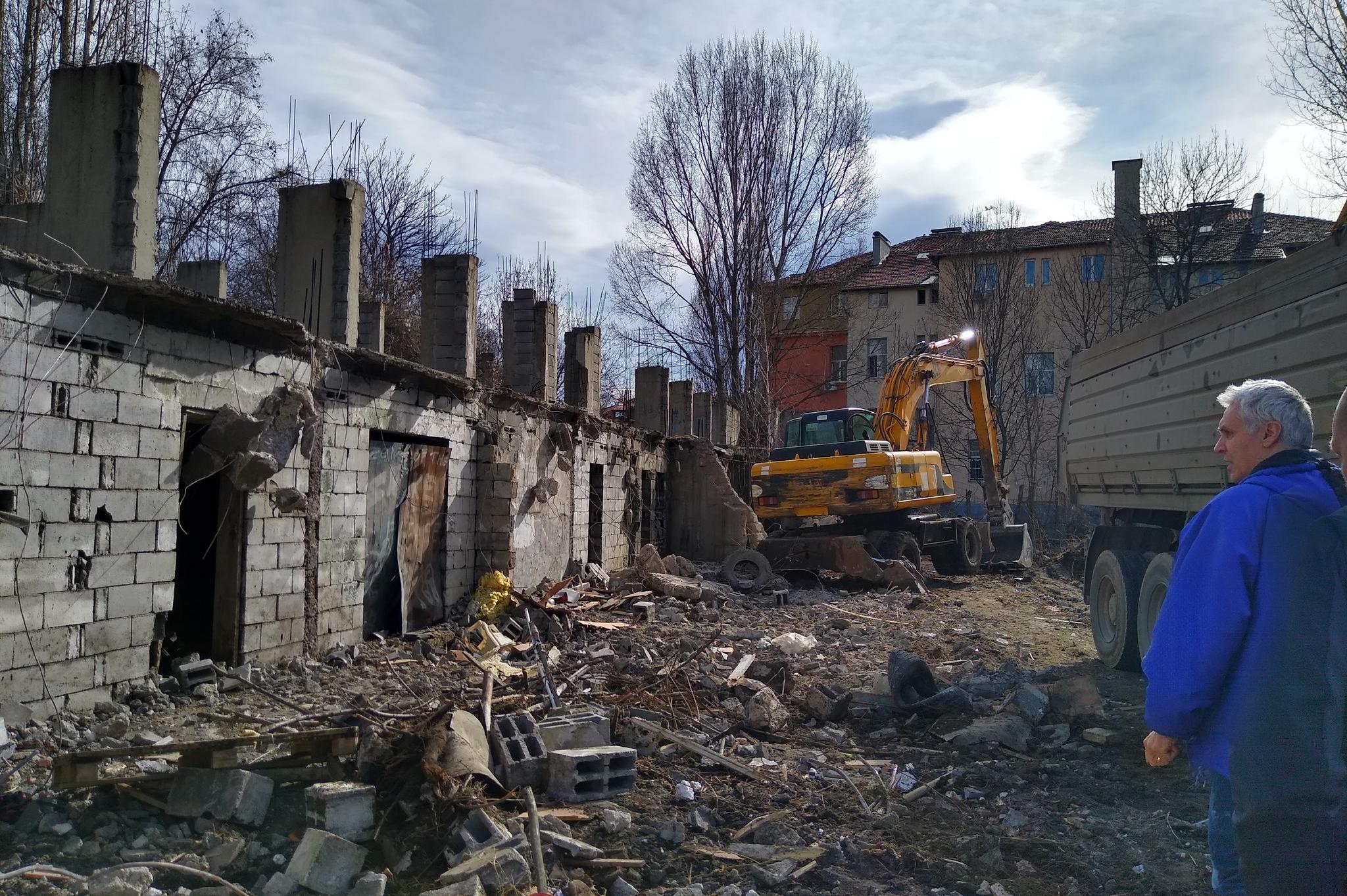 Премахнаха изоставен строеж в квартал "Славия"