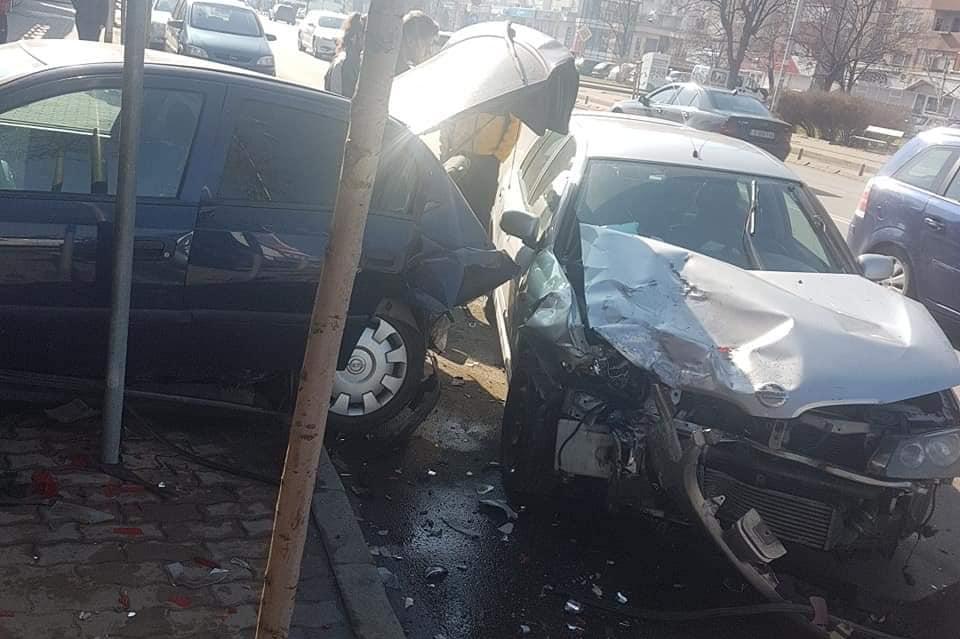 Кола, паркирана на тротоар пострада при катастрофа на "Ломско шосе"