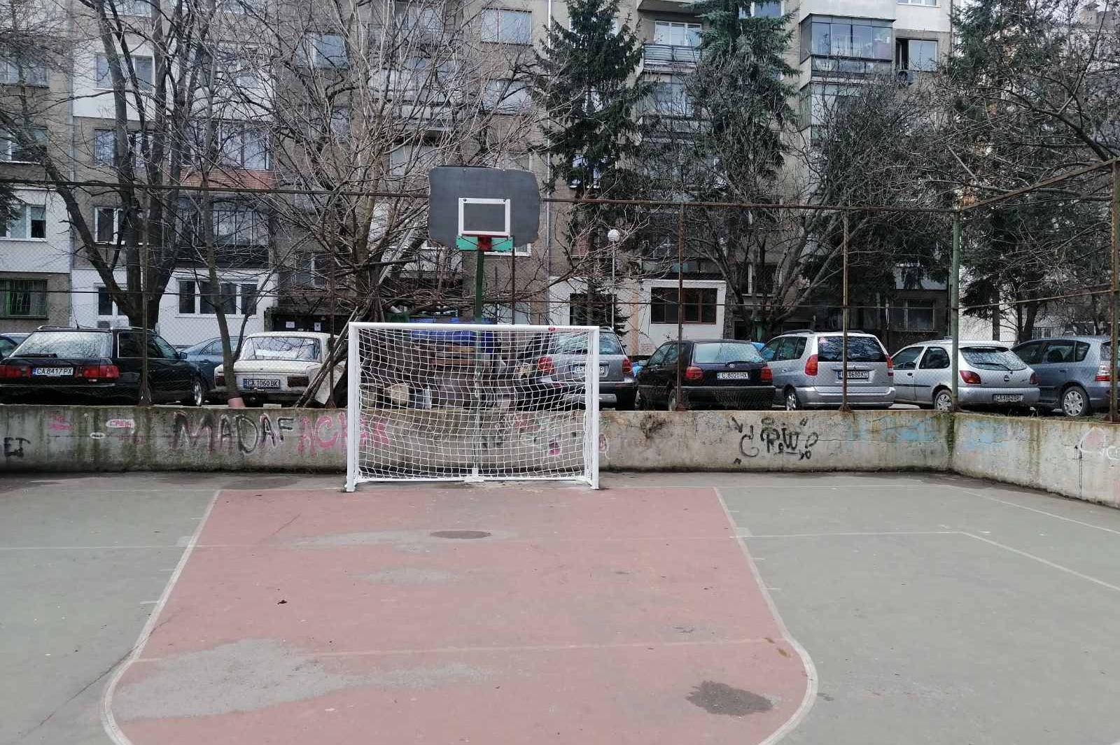 Поставиха нови футболни врати на игрище в "Борово"