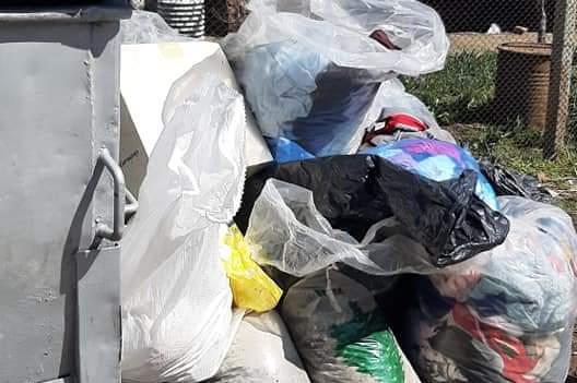 Бус с монтанска регистрация изхвърля отпадъци в столичния Горубляне