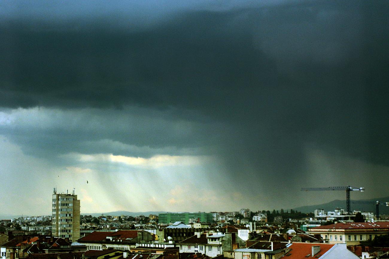 Силен вятър в София, аварийните екипи реагират на сигналите