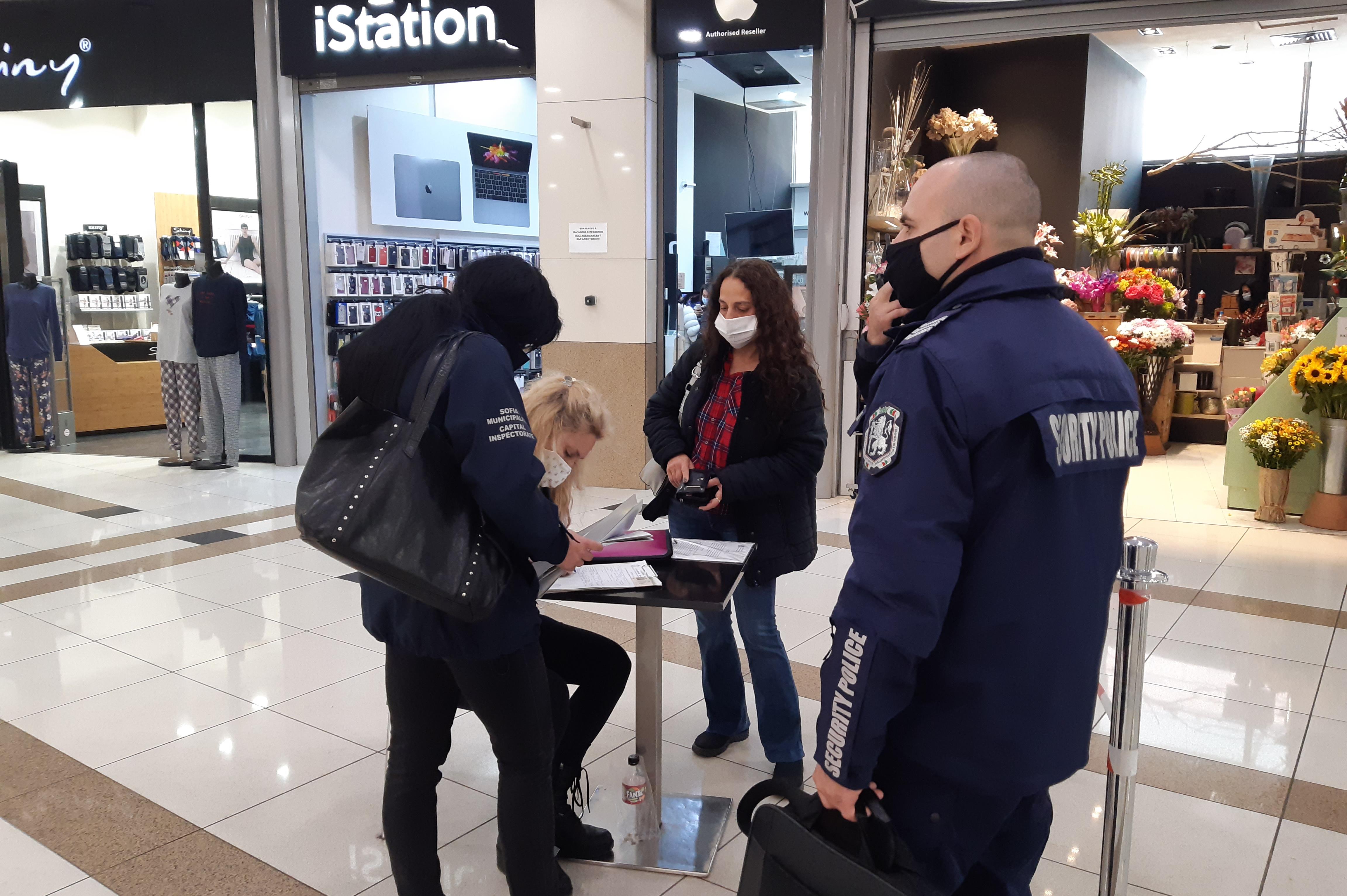 За по-малко от час в София: 4 акта за нарушение на COVID-мерките в търговск