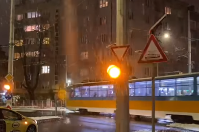 Сложена е допълнителна светлинна сигнализация на кръстовището на "Руски пам