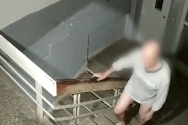 В "Люлин": Полугол мъж тормози с нож и отвертки съседите си