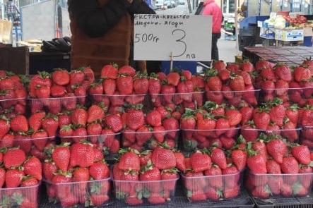 Пазарът в Дружба по-скъп от центъра на София, ягодите удариха 10 лв.