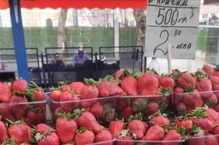 Пазарът в Дружба по-скъп от центъра на София, ягодите удариха 10 лв.