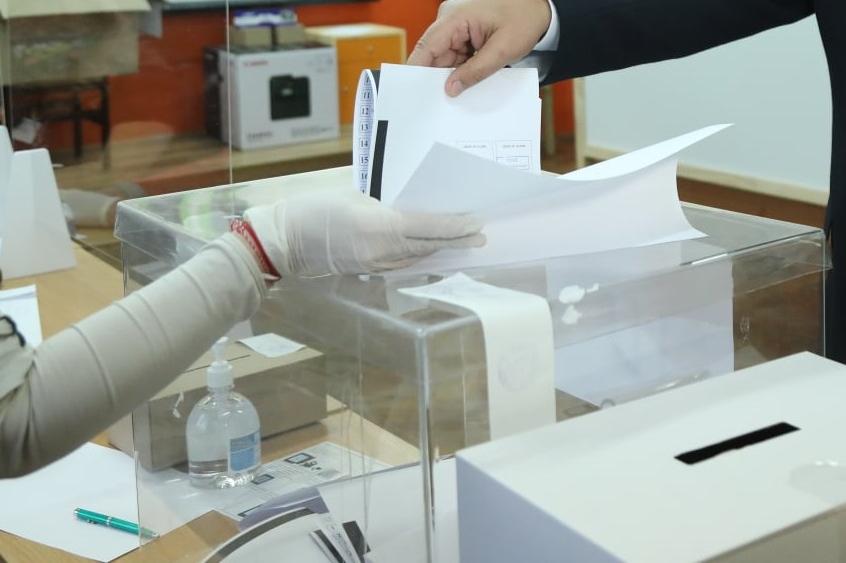 Опашки за гласуване в секции в столичните  райони Студентси, Искър, Витоша 