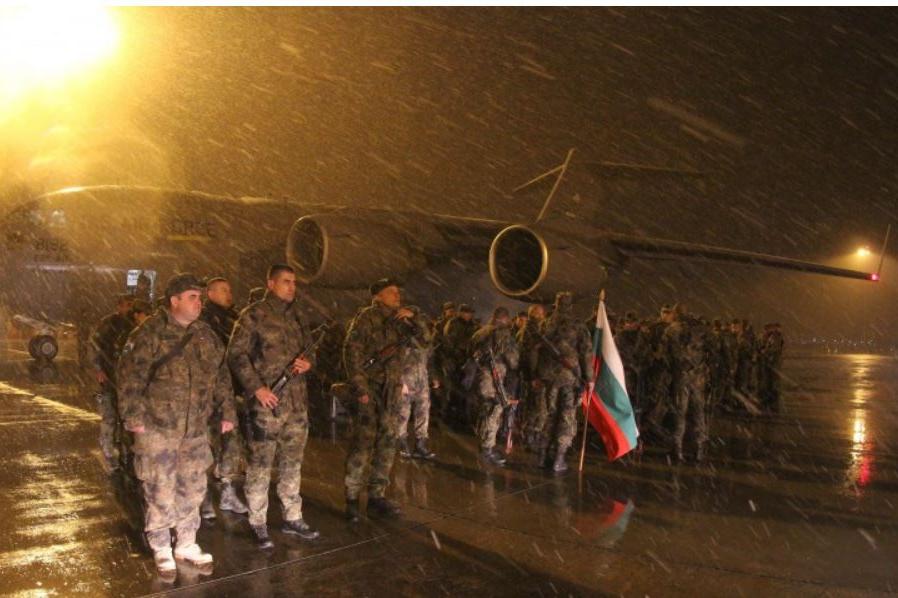 Посрещнаха 120 български военни на летище София (СНИМКИ)