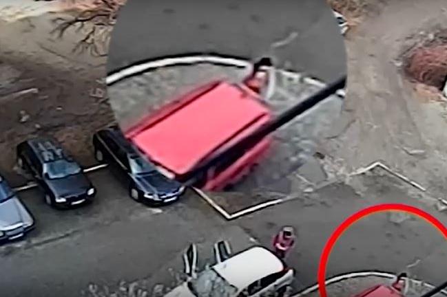 След забележка за неправилно паркиране: Жена чупи чистачки на коли в Сухата