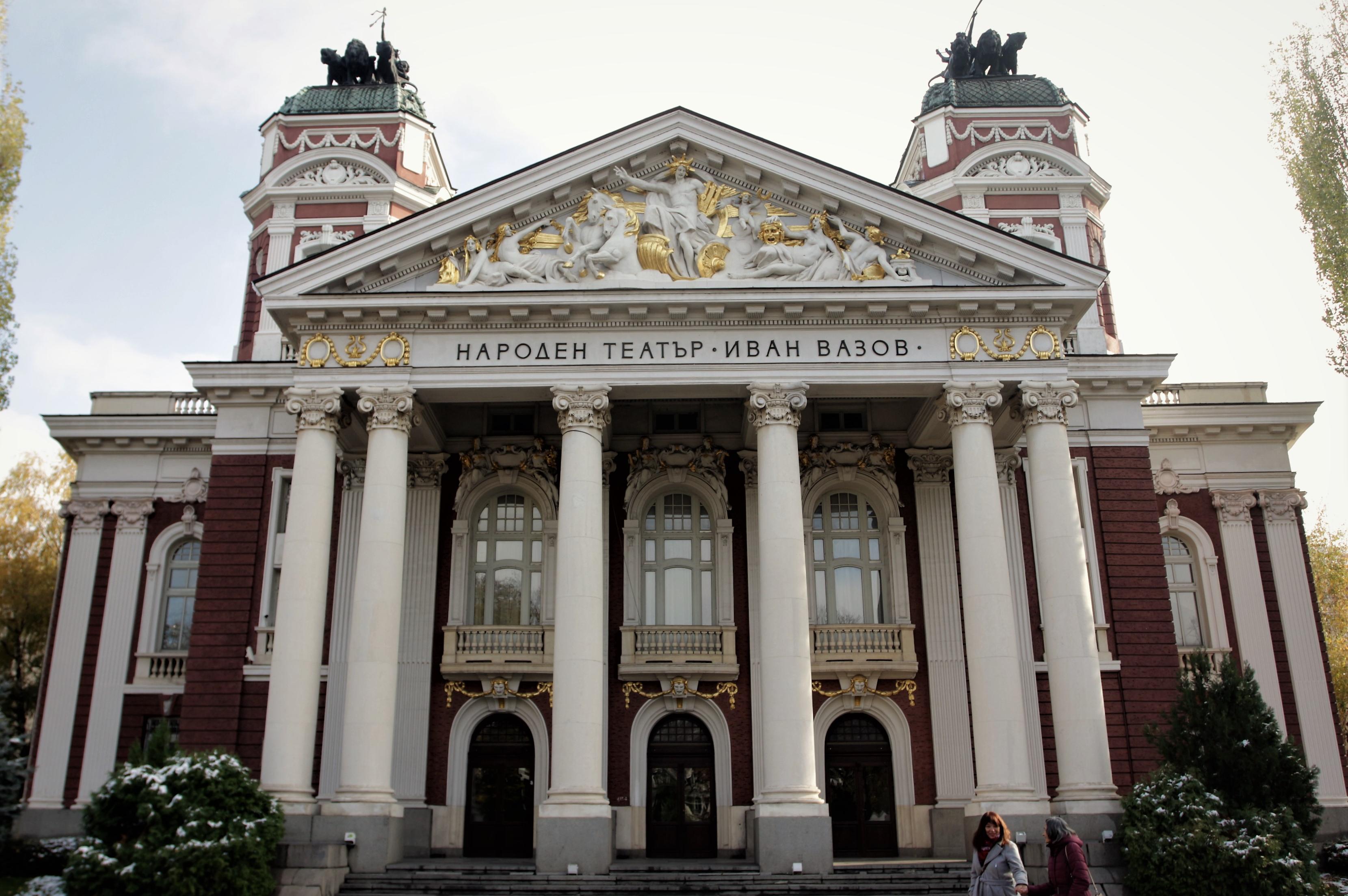 Монтират ново външно осветление на Народен театър „Иван Вазов“