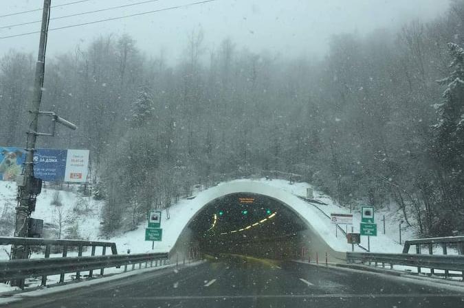 Сняг на тунел „Витиня“, ограничават движението АМ „Хемус“ в посока София (С