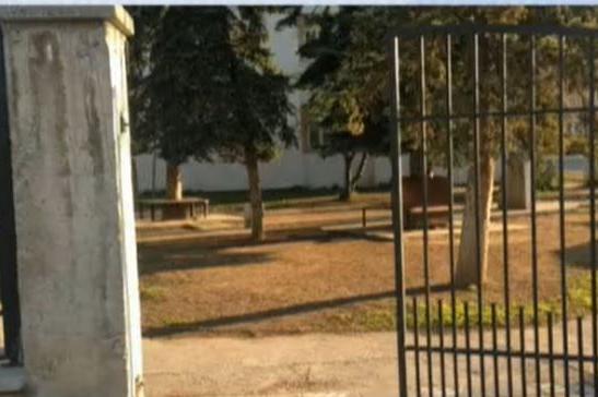 В „“Гео Милев“: Вандали отрязаха входните врати на две училища (СНИМКИ)