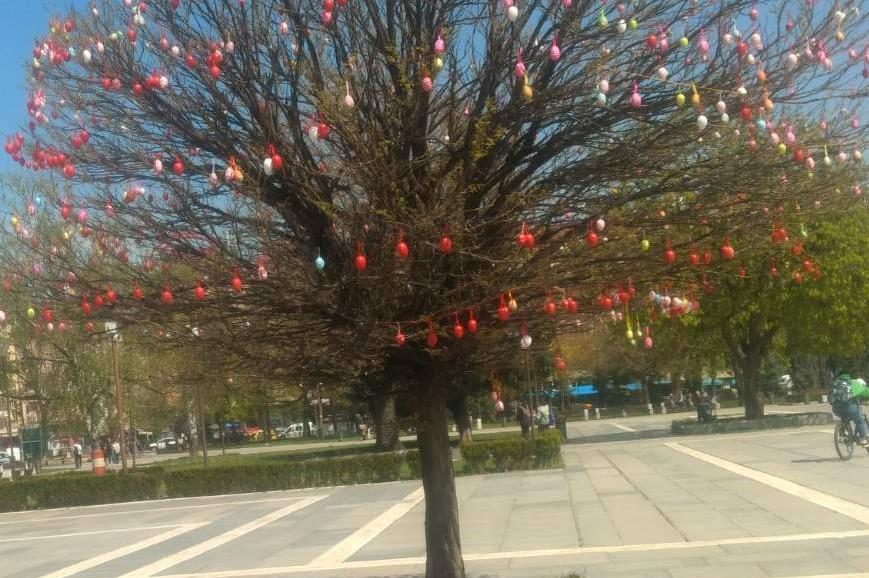В парка на НДК украсиха дърво с 1000 декоративни яйца за Великден (СНИМКИ)