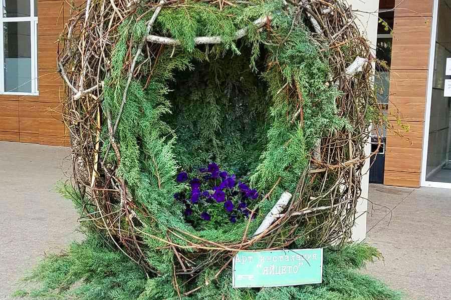 В парка на НДК украсиха дърво с 1000 декоративни яйца за Великден (СНИМКИ)