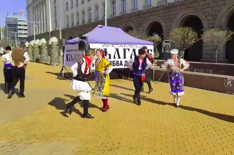 "Българе" пак танцуват за оцеляването си в центъра на София, в Триъгълника 