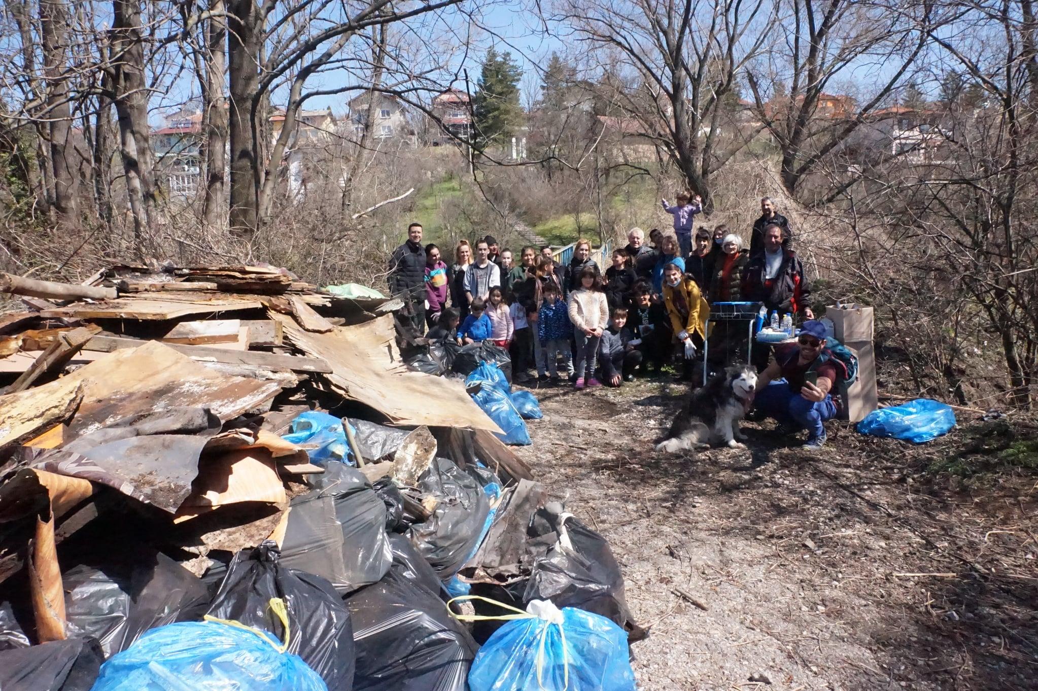 Жители на банкя заедно с кмета събраха тонове боклуци край Вердикал