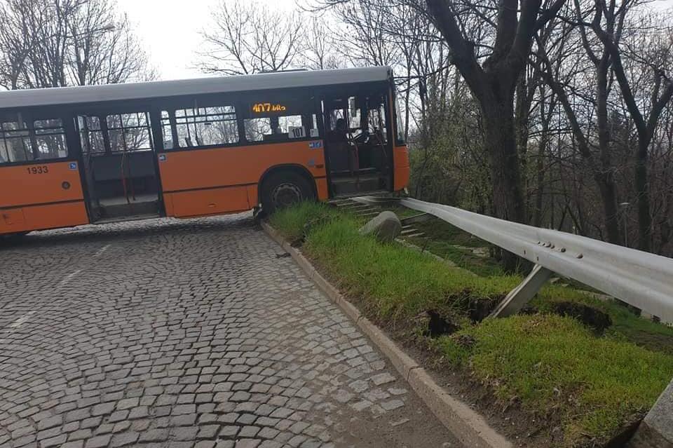 На площада при Боянското ханче: Автобус се заби в мантинелата