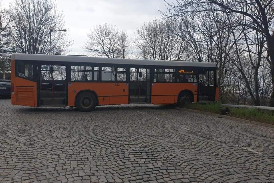 На площада при Боянското ханче: Автобус се заби в мантинелата