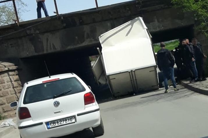Камион се заклещи на тунела в Слатина към кв. "Христо Ботев"