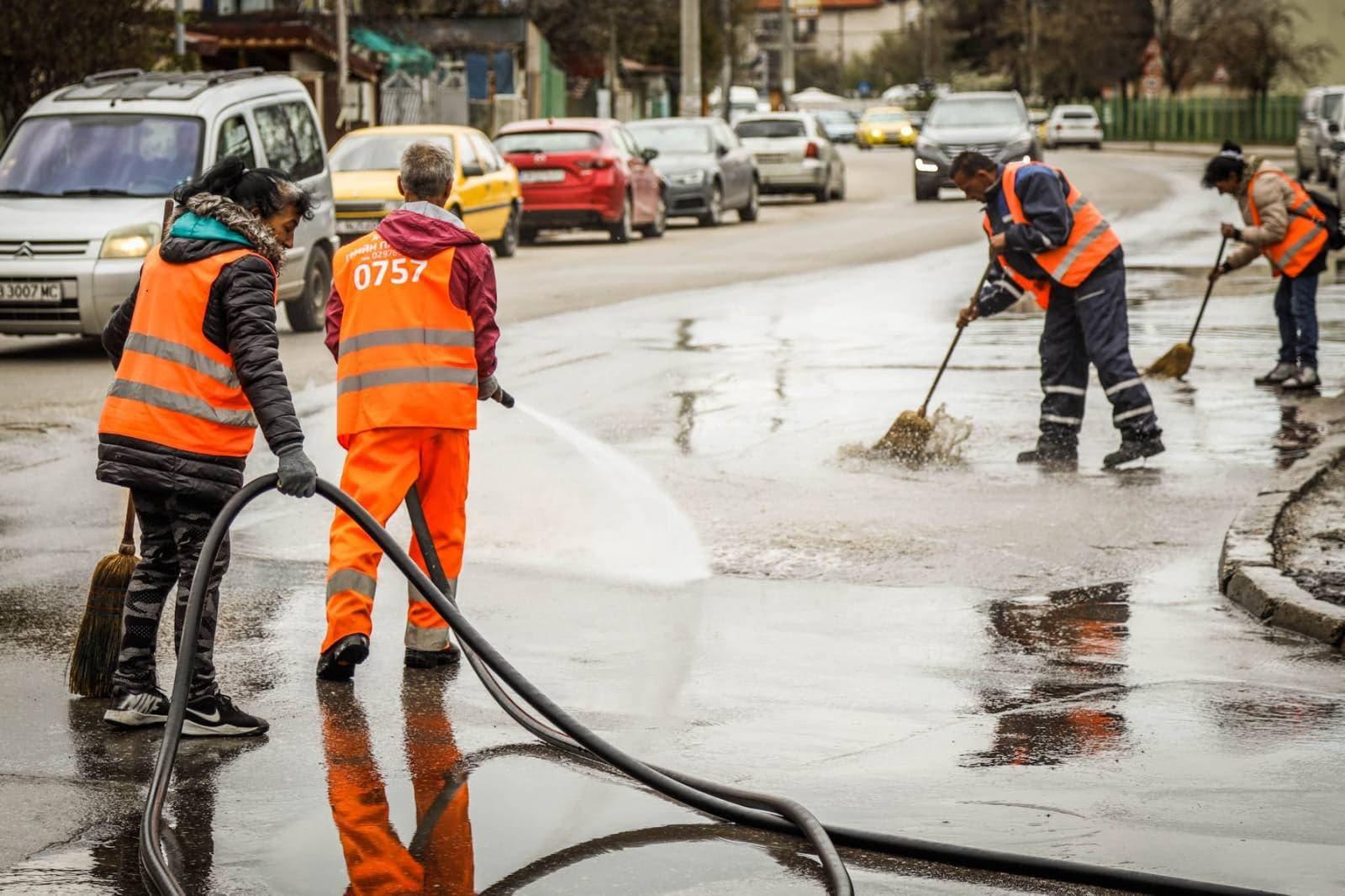 Зам.-кметът по екология и районният на Сердика инспектираха миене на улици 