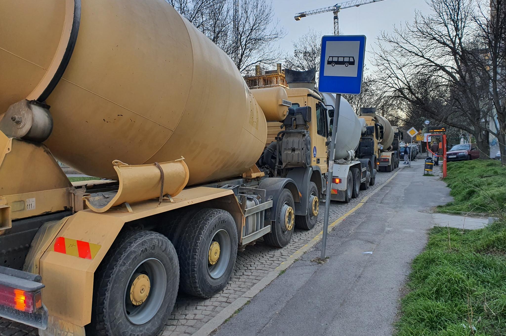 Заради строеж в София: Пет бетоновоза затварят  улица и спирка на градския 