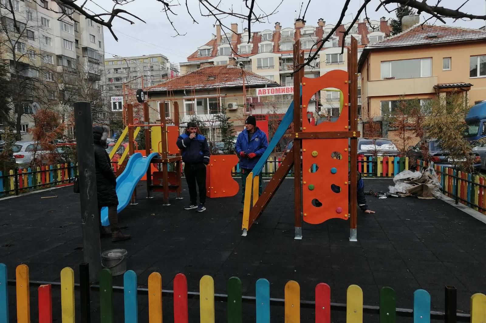 Започна смяната на стари и опасни уреди от детските площадки в "Красно село