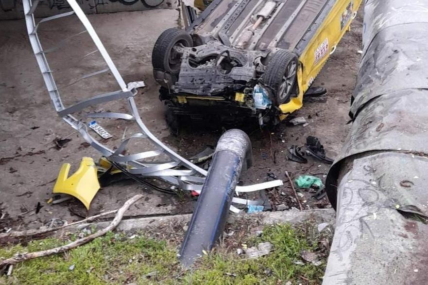 Такси падна в реката на "Опълченска", катастрофира с Ауди