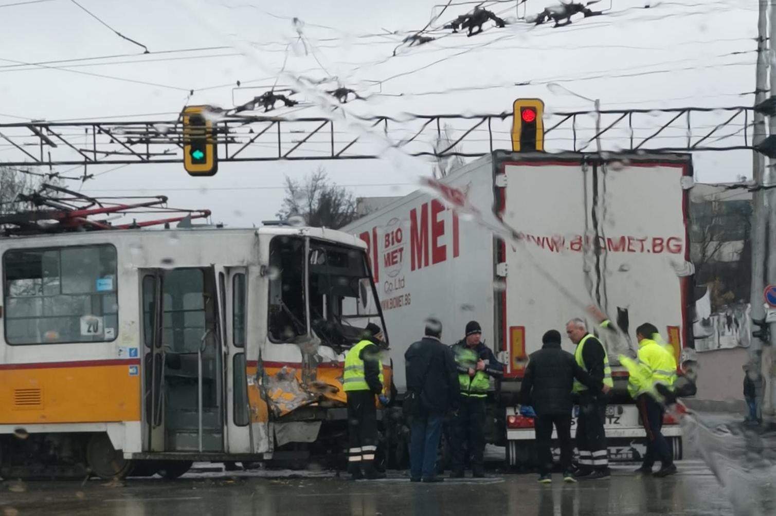 Камион и трамвай се удариха в столичния Дружба