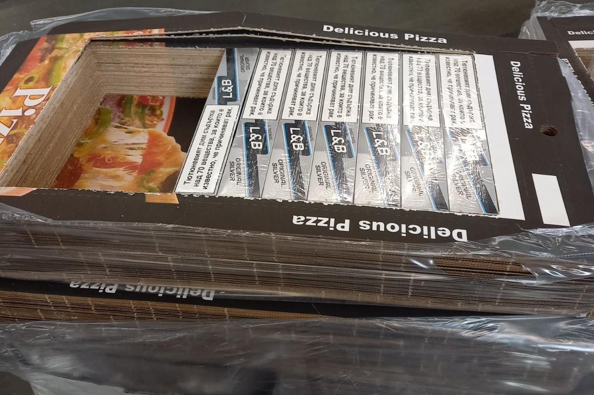 На летище "София" митничари задържаха 3365 кутии цигари, скрити в кутии за 
