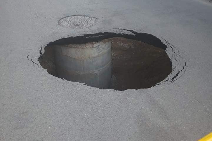 Огромна дупка зейна на ул. "Момина сълза" в Банкя (СНИМКИ)