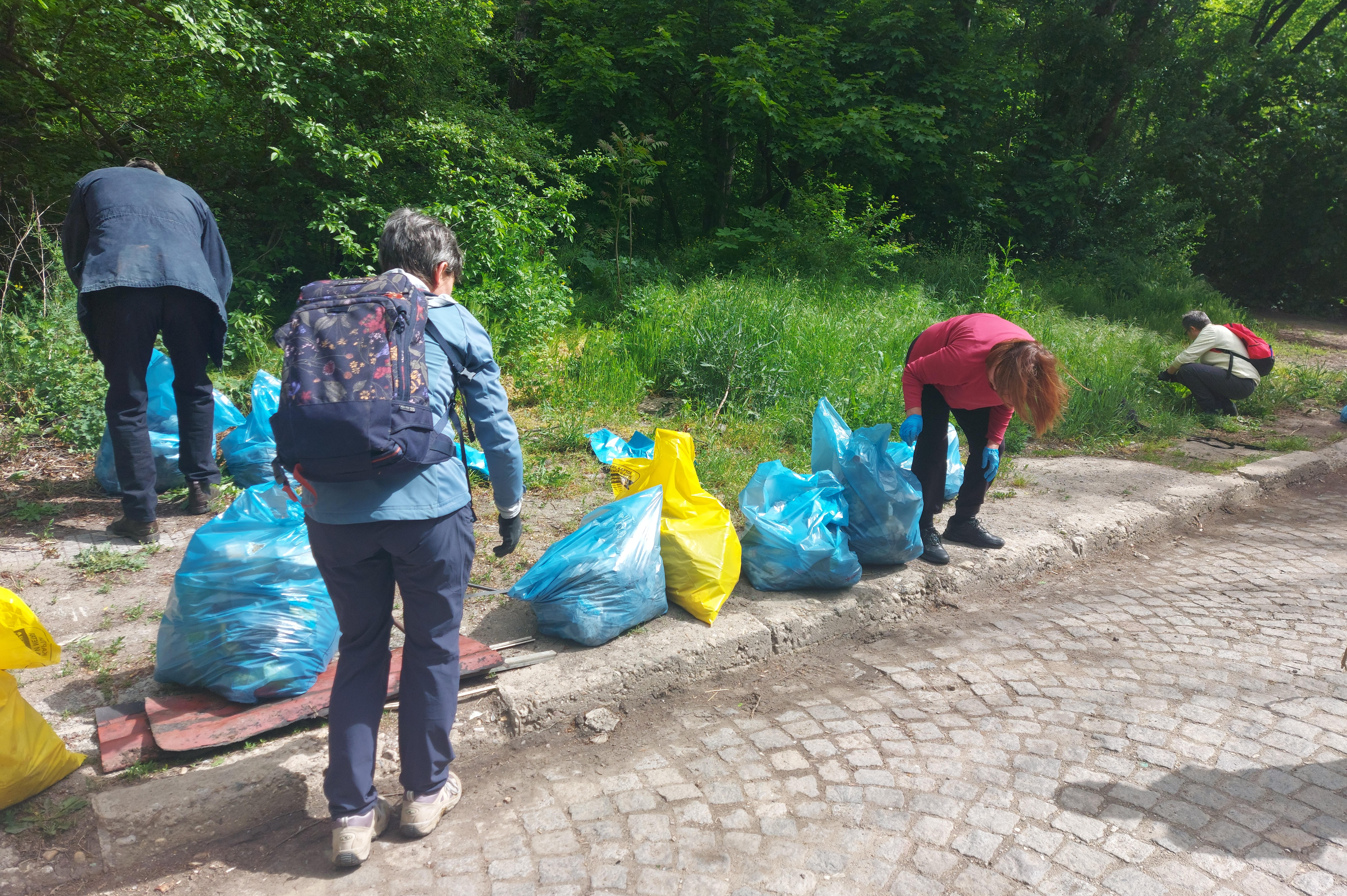 Събраха над 30 чувала с отпадъци при почистването на парк „Борисова градина