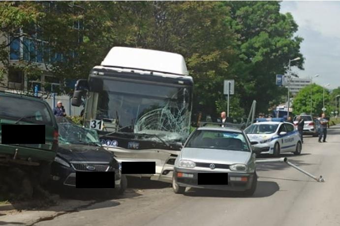 Автобус удари 7 автомобила в София