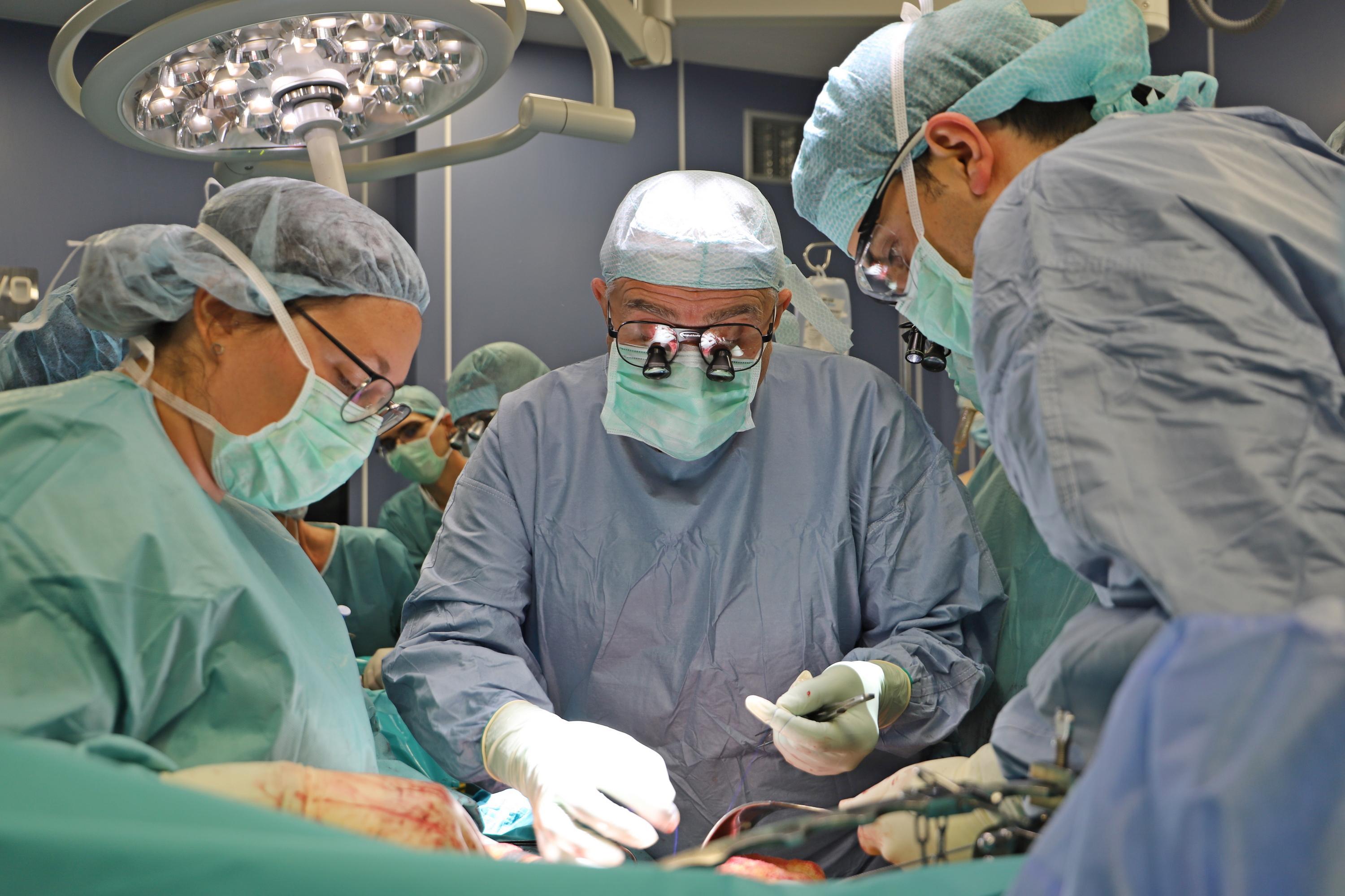 Лекари от ВМА трансплантираха черен дроб на 52-годишен пациент (СНИМКИ)