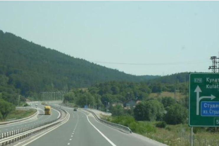Движението при 63-ти км на "Струма" към София е в изпреварващата лента зара