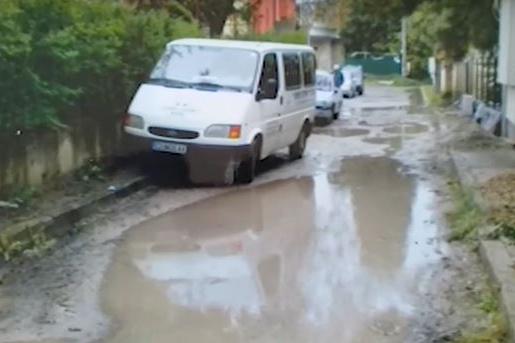 Жители на „Симеоново“ се оплакват от наводнени къщи заради пропаднала улица