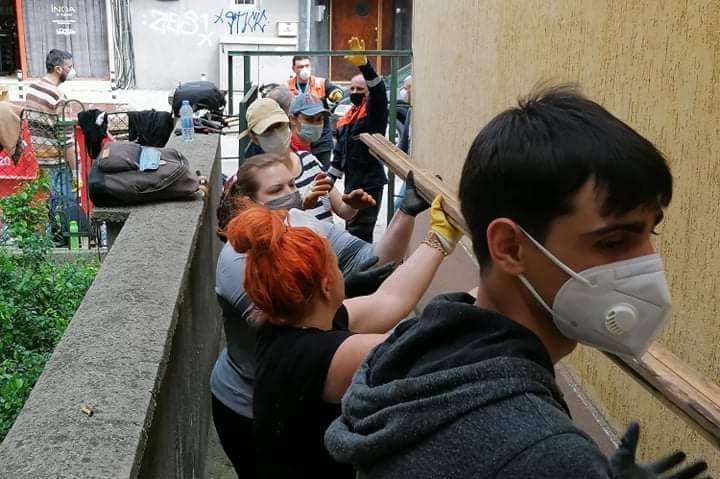 За 7 часа: Десетки доброволци изчистиха тавана на кино „Влайкова“ в София (