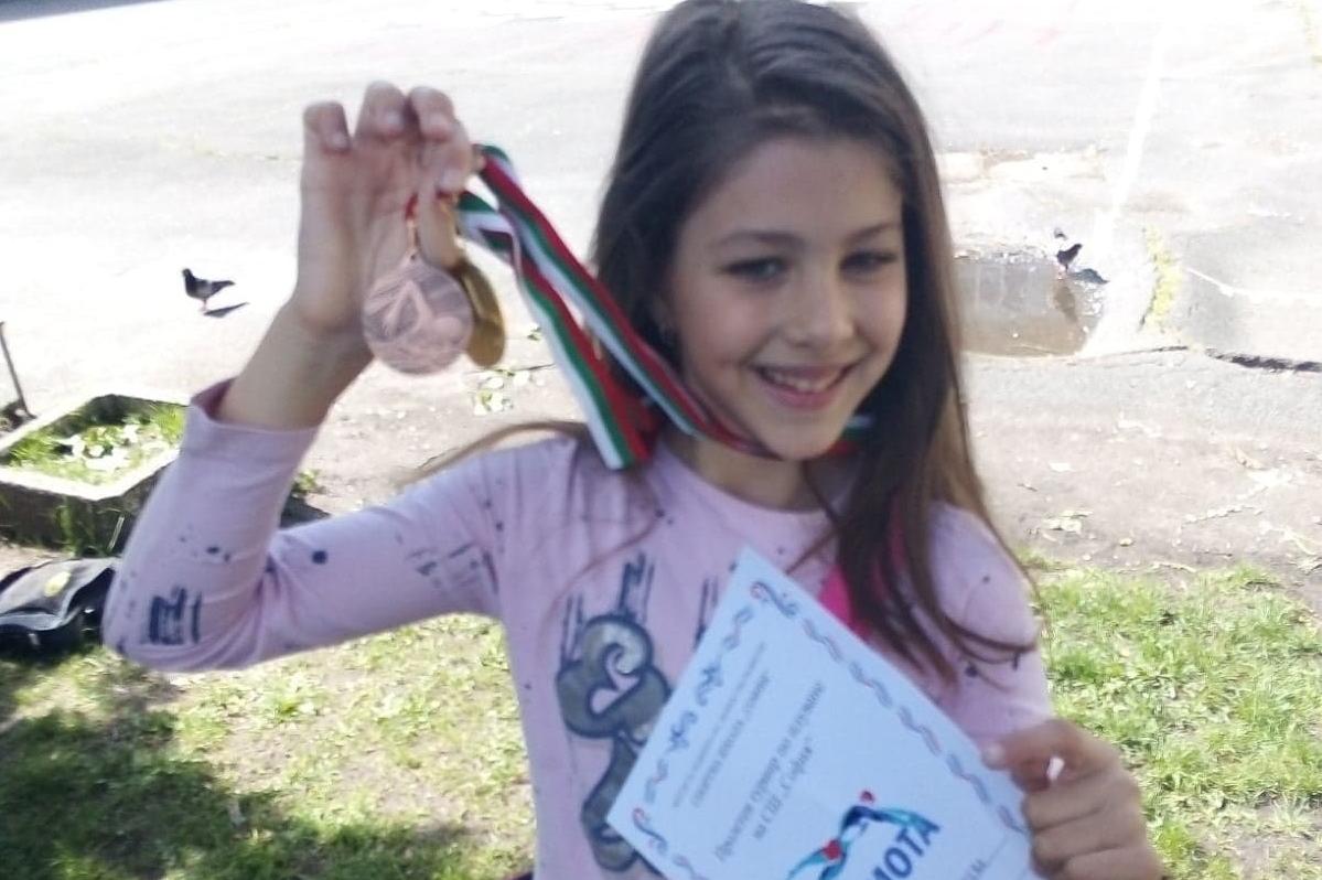 Емоции, медали и шампиони на традиционните плувни турнири на ДЮИ в София