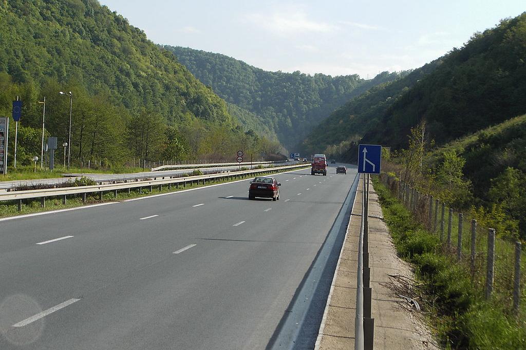 Катастрофа затвори пътя при 22-ри км на „Хемус“ към София