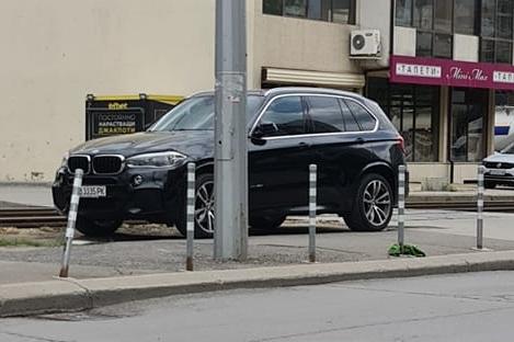 Антипаркинг колчетата се спират автомобили да спират по тротоарите в Люлин