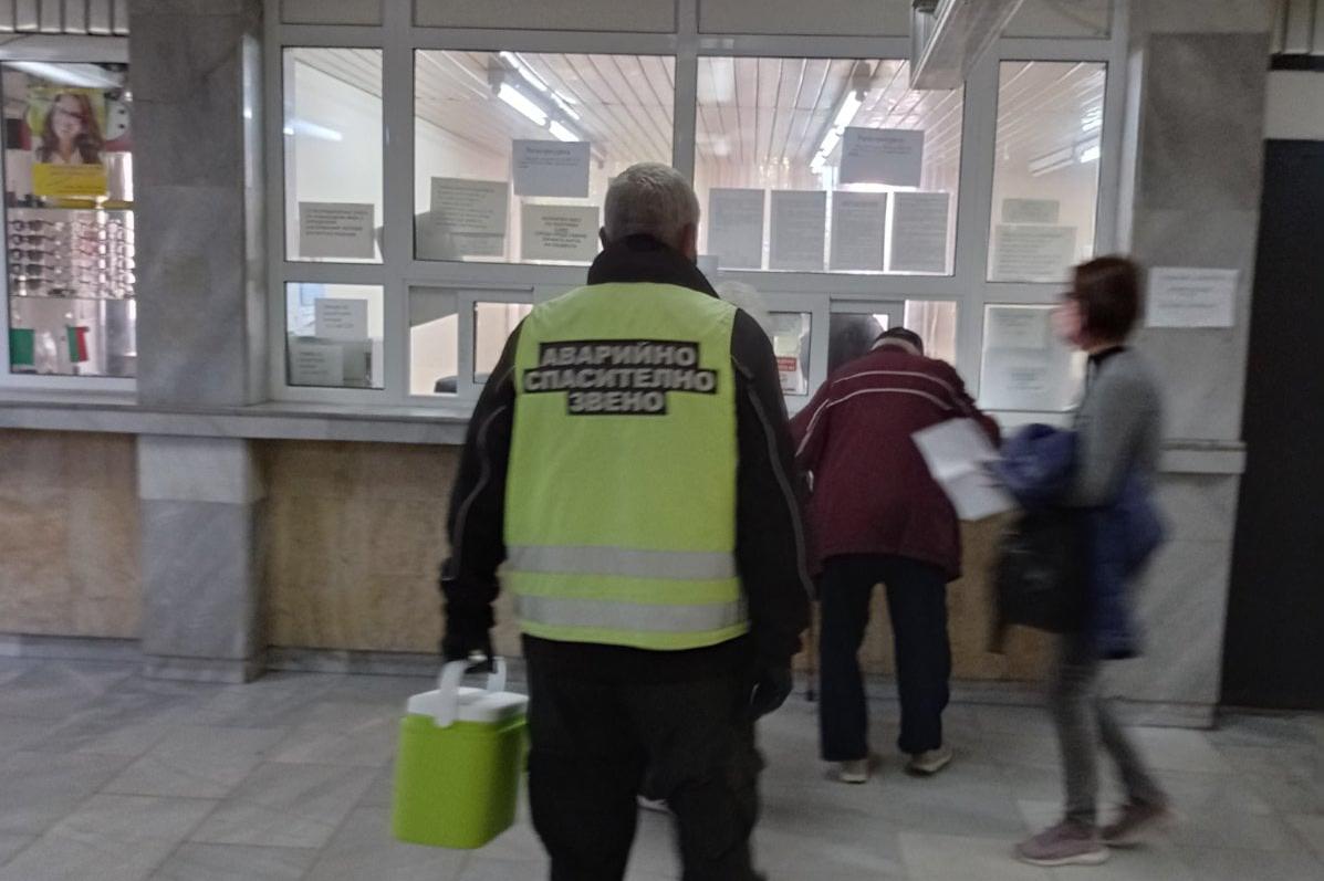 Три екипа на АПП доставиха 2266 дози ваксини до 9-те ДКЦ-та в София