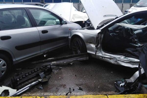 Катастрофа с три коли на "Драган Цанков", двама пострадали