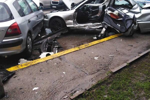Катастрофа с три коли на "Драган Цанков", двама пострадали