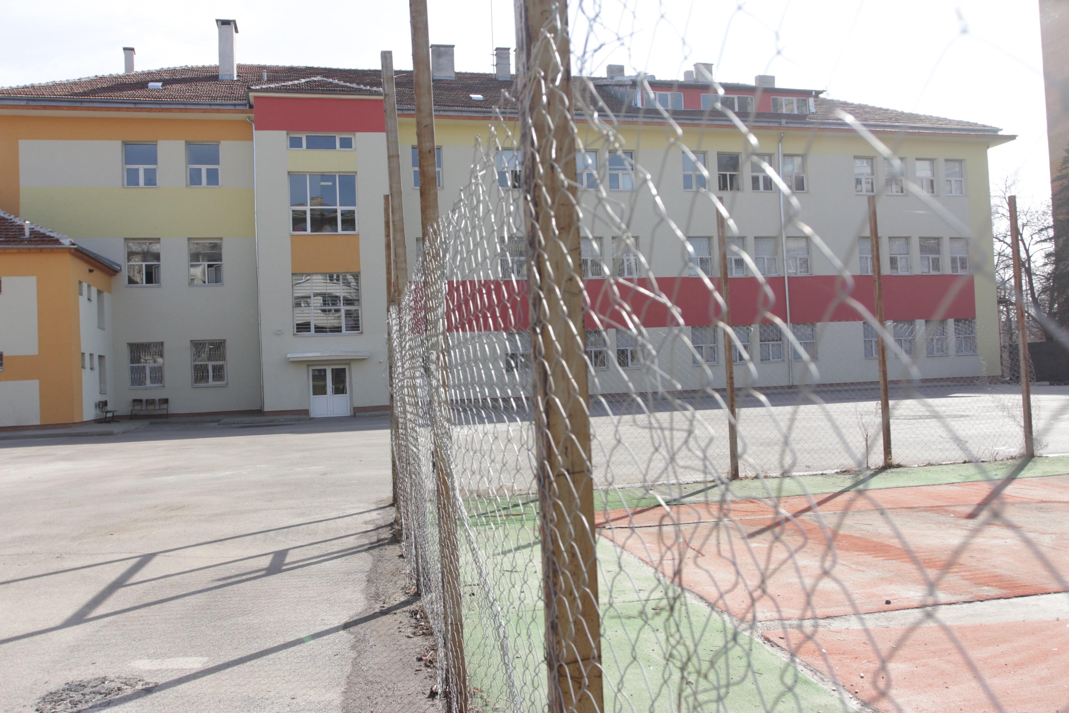 В София и страната: Учениците под карантина се явяват на матури в отделна с