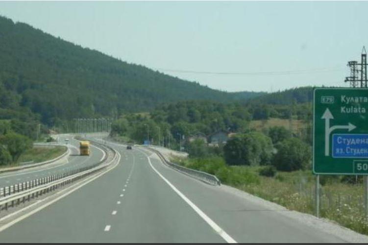 Движението към София по „Струма“ от км 26+766 до км 27+635 е в една лента