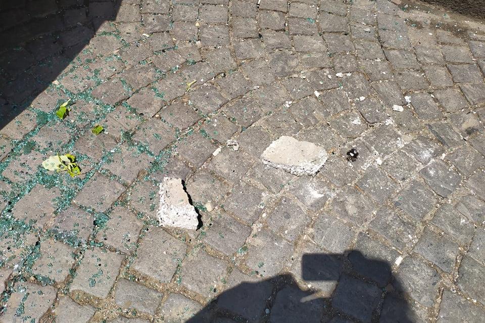 На площад „Македония“: Отломка от фасада на сграда падна на спирка (СНИМКИ)
