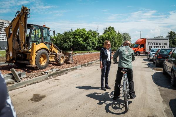 Кметът на София провери изпълнението на открит паркинг в "Дружба" (СНИМКИ)